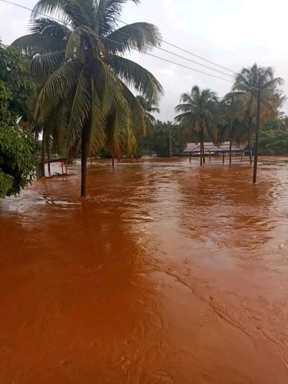 Crecida del río Cabaña provoca sensibles pérdidas en viviendas de varias localidades de Moa. Foto Telecristal